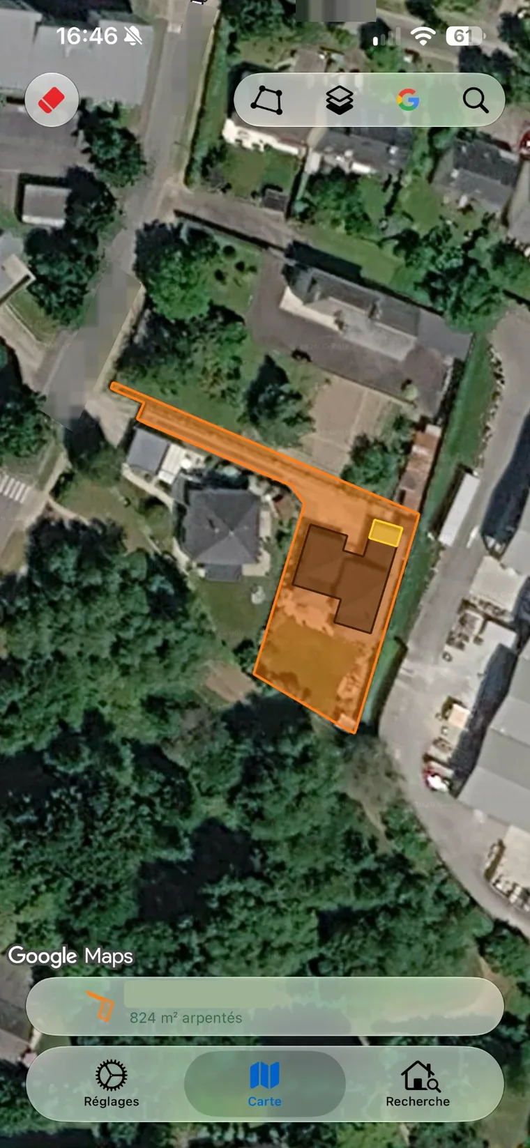 Parcelle cadastrale surlignée sur une vue satellite, avec le bâti détouré et la superficie arpentée
